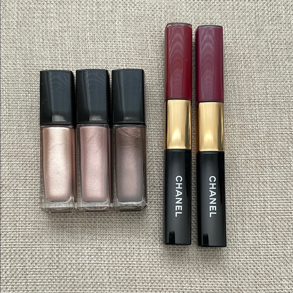 CHANEL Pink and Brown Eyeshadow Collection
2 lip stains. 3 liquid shadows.
